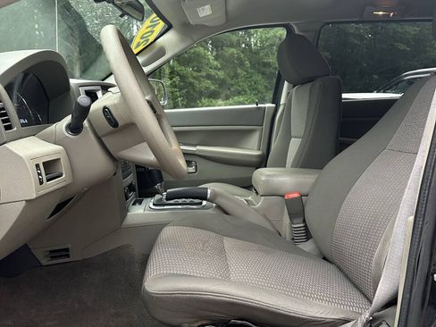 Used 2010 Jeep Grand Cherokee Laredo w/ Popular Equipment Group AWD/4WD image 13