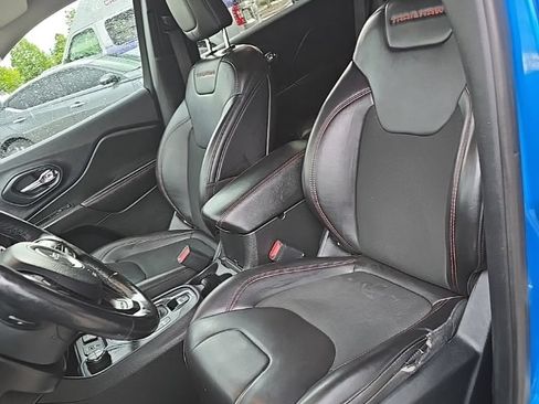 Used 2019 Jeep Cherokee Trailhawk w/ Comfort/Convenience Group AWD/4WD image 16