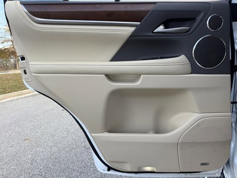 Used 2020 Lexus LX 570 4WD w/ Luxury Package image 47