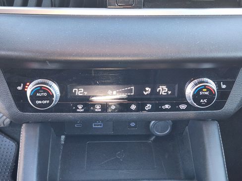 Used 2024 Mitsubishi Outlander SE image 16