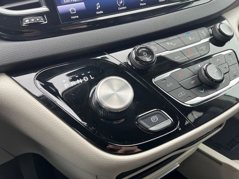 Used 2024 Chrysler Pacifica Touring-L image 25