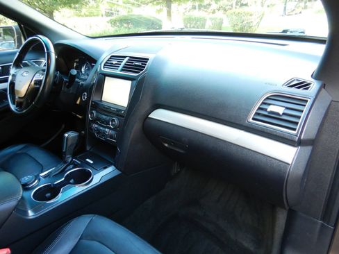 Used 2016 Ford Explorer XLT w/ Equipment Group 202A AWD/4WD image 21