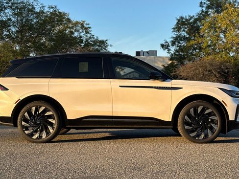 New 2026 Lincoln Nautilus Reserve w/ Jet Appearance Package image 4