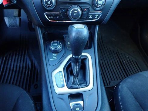 Used 2016 Jeep Cherokee Latitude w/ Cold Weather Group image 18