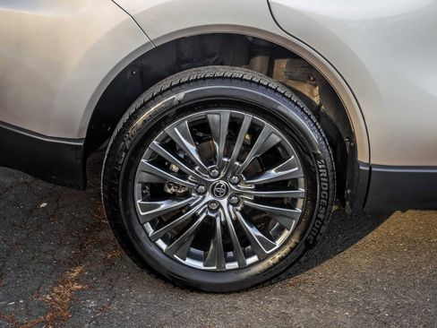 Used 2024 Toyota Venza Limited image 6