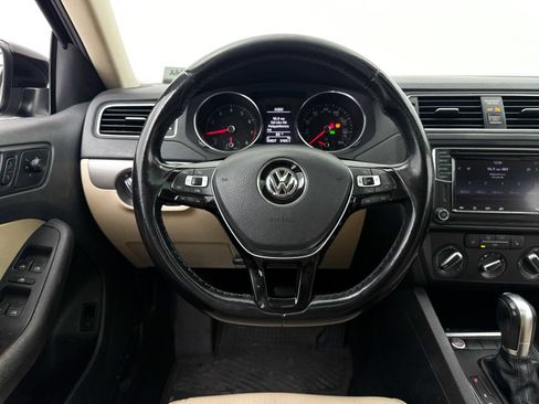Used 2017 Volkswagen Jetta SE FWD image 4