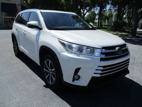 Used 2017 Toyota Highlander XLE FWD image 2