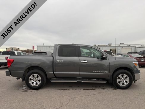 Used 2019 Nissan Titan SV w/ SV Convenience Package image 4