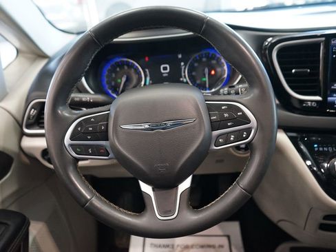 Used 2022 Chrysler Pacifica Touring-L FWD image 30