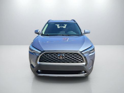 Used 2022 Toyota Corolla Cross XLE w/ Convenience Package FWD image 4