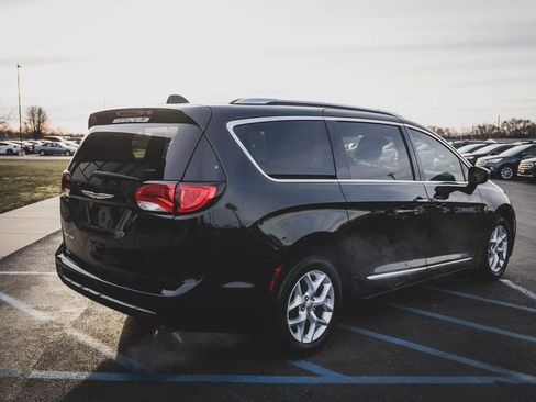 Used 2020 Chrysler Pacifica Touring-L image 30