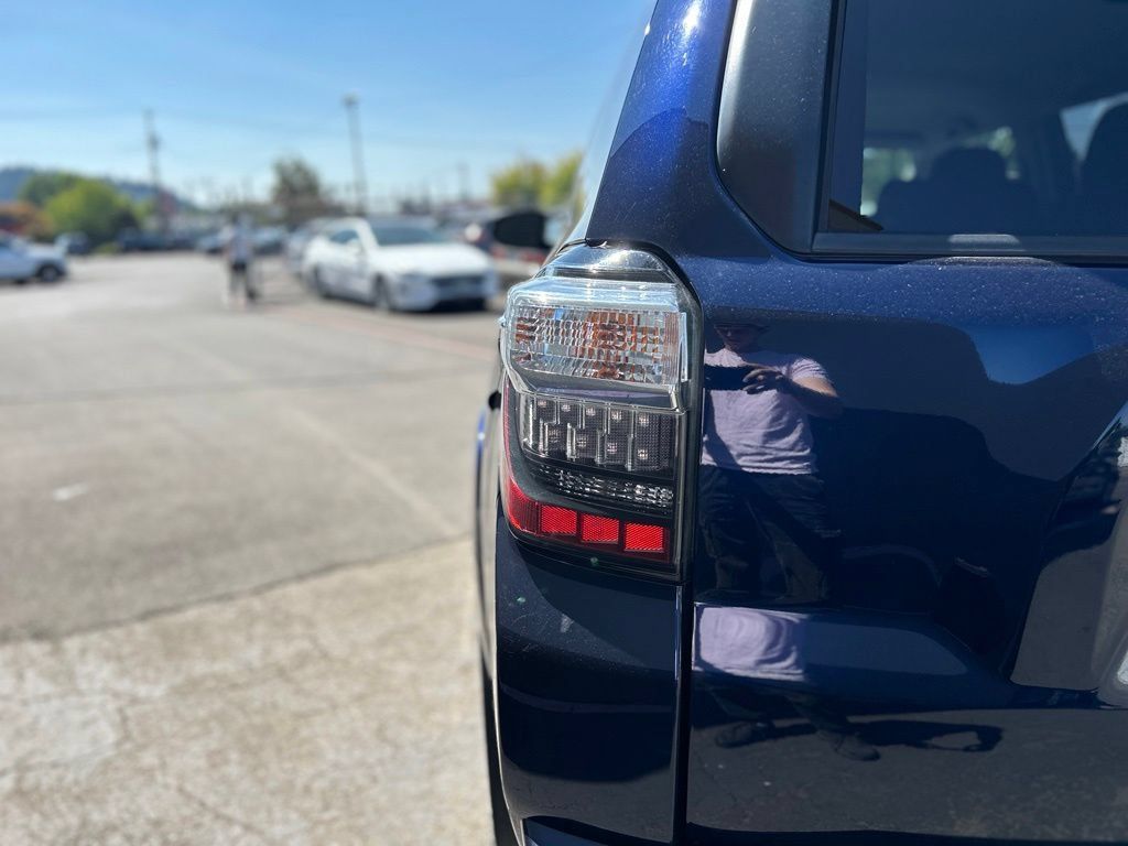 Used 2019 Toyota 4Runner SR5 AWD/4WD image 8