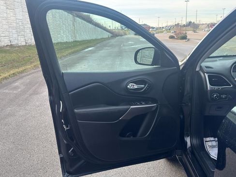 Used 2019 Jeep Cherokee Limited image 13