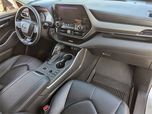 Used 2023 Toyota Highlander XLE image 12