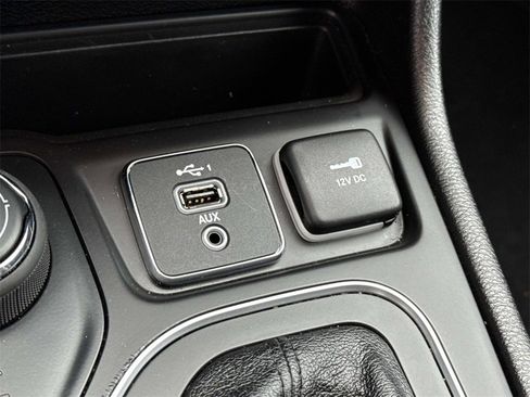 Used 2021 Jeep Cherokee Latitude Lux w/ Comfort/Convenience Group image 26