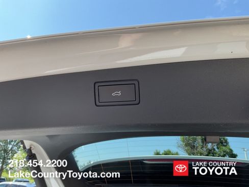 Used 2026 Volkswagen Tiguan SE AWD/4WD image 12