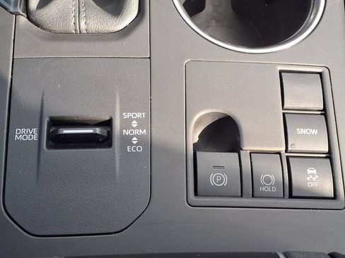 Used 2024 Toyota Highlander XSE FWD image 8