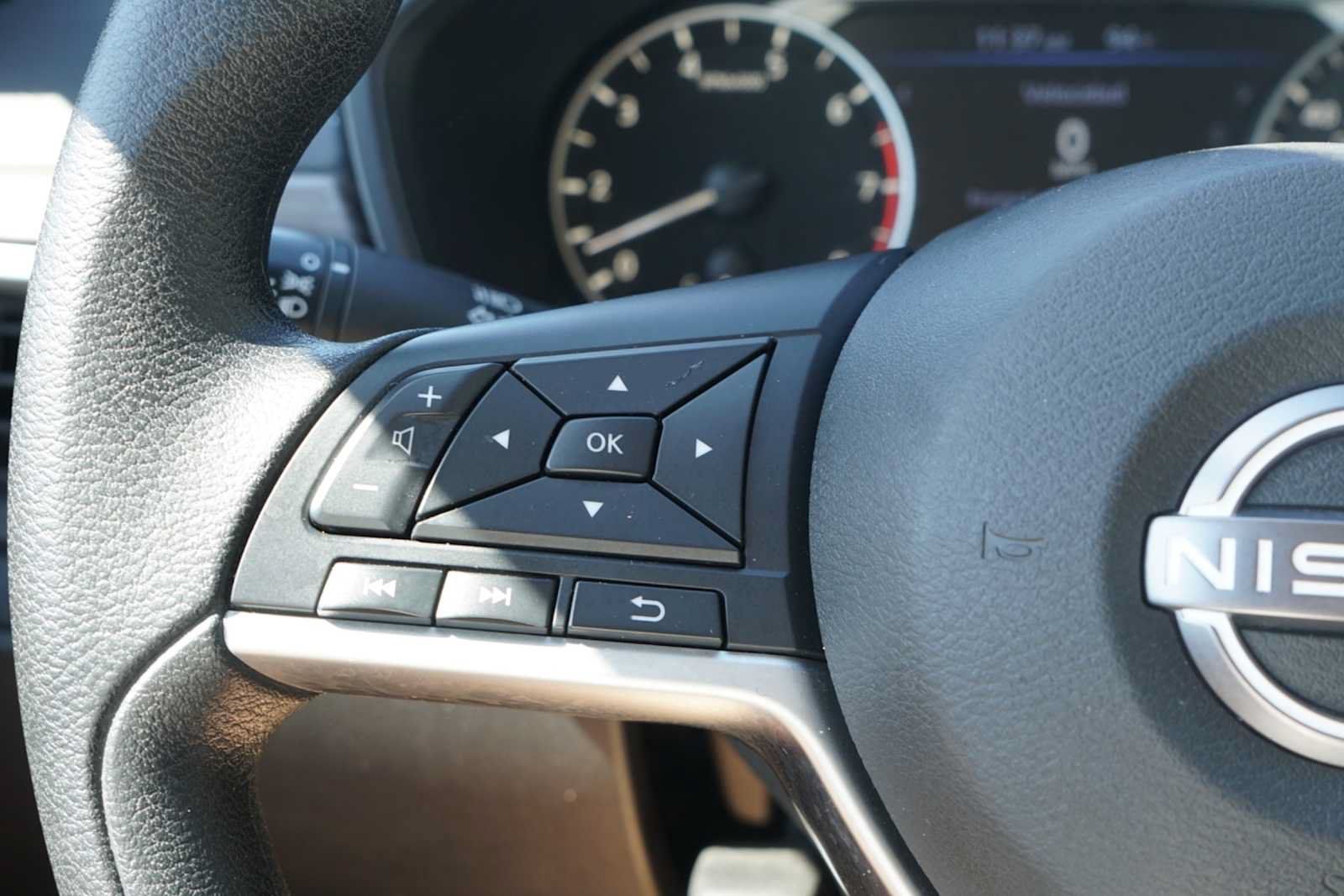 Used 2025 Nissan Altima 2.5 SV FWD image 14