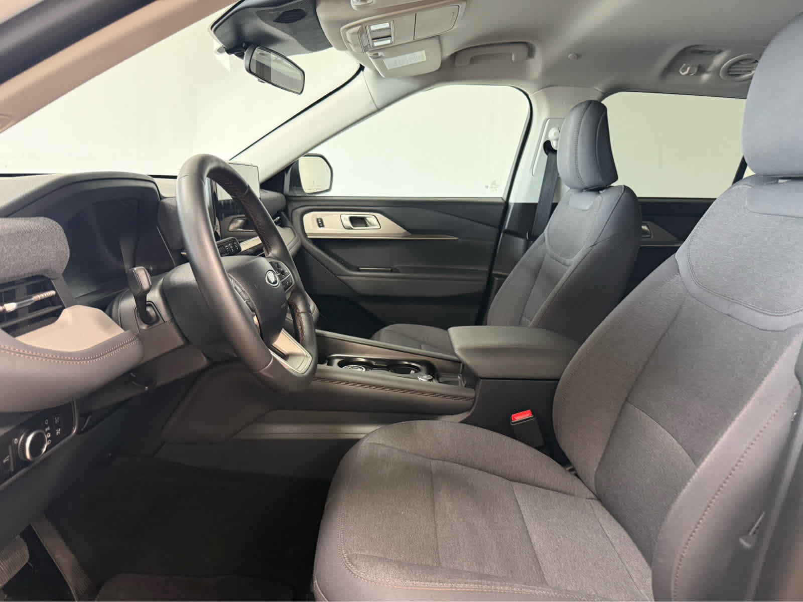 Used 2025 Ford Explorer Active AWD/4WD image 13