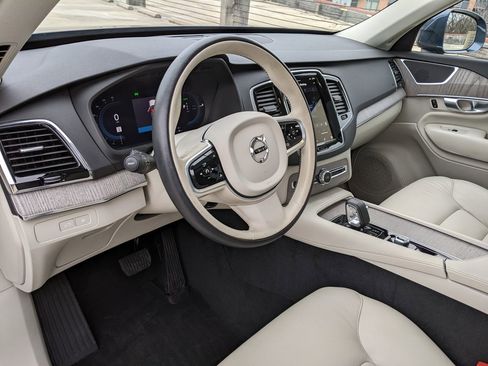 Certified 2025 Volvo XC90 T8 Plus w/ Protection Package Premier image 8