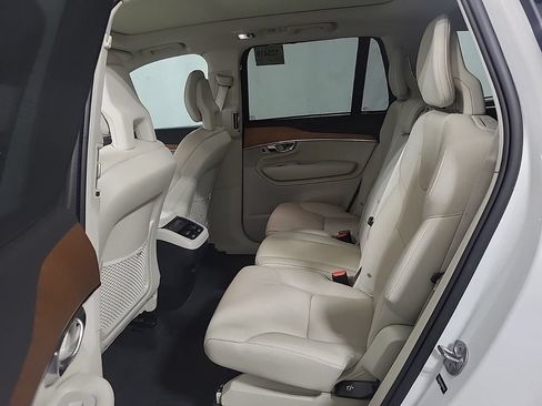 Used 2022 Volvo XC90 T6 Momentum w/ Climate Package AWD/4WD image 4