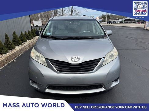 Used 2011 Toyota Sienna LE w/ Towing Pkg FWD image 3