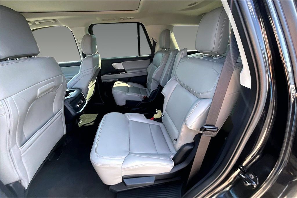 Used 2025 Ford Expedition Active RWD image 15