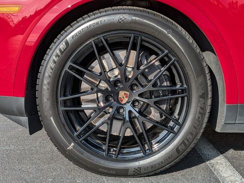 Certified 2025 Porsche Cayenne GTS AWD/4WD image 11