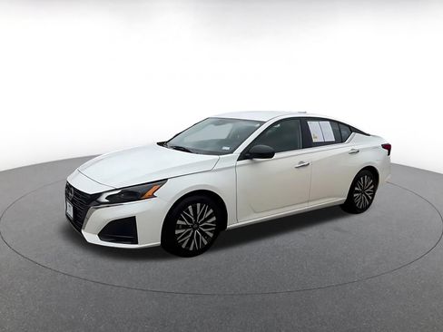 Used 2025 Nissan Altima 2.5 SV FWD image 9