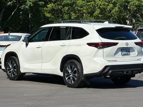 Used 2020 Toyota Highlander XLE AWD/4WD image 6
