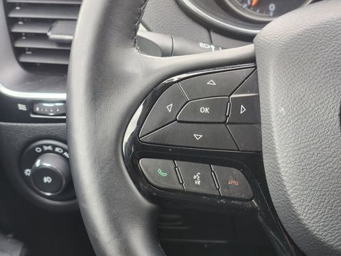 Used 2019 Jeep Cherokee Latitude Plus FWD image 31