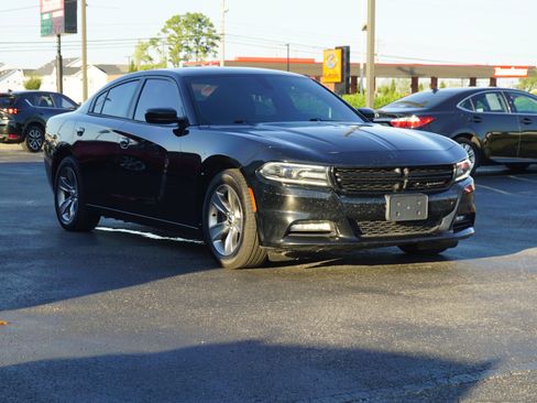 Used 2015 Dodge Charger SXT RWD image 3
