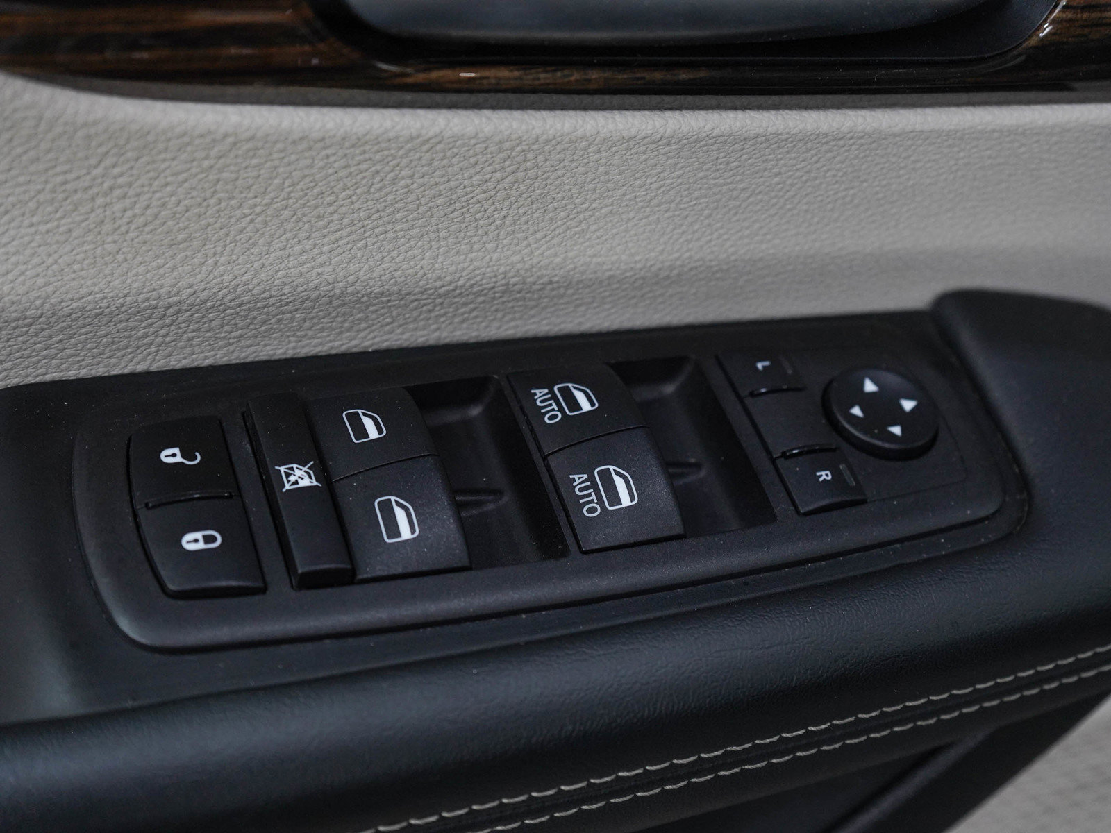 Used 2023 Chrysler Pacifica Limited FWD image 23