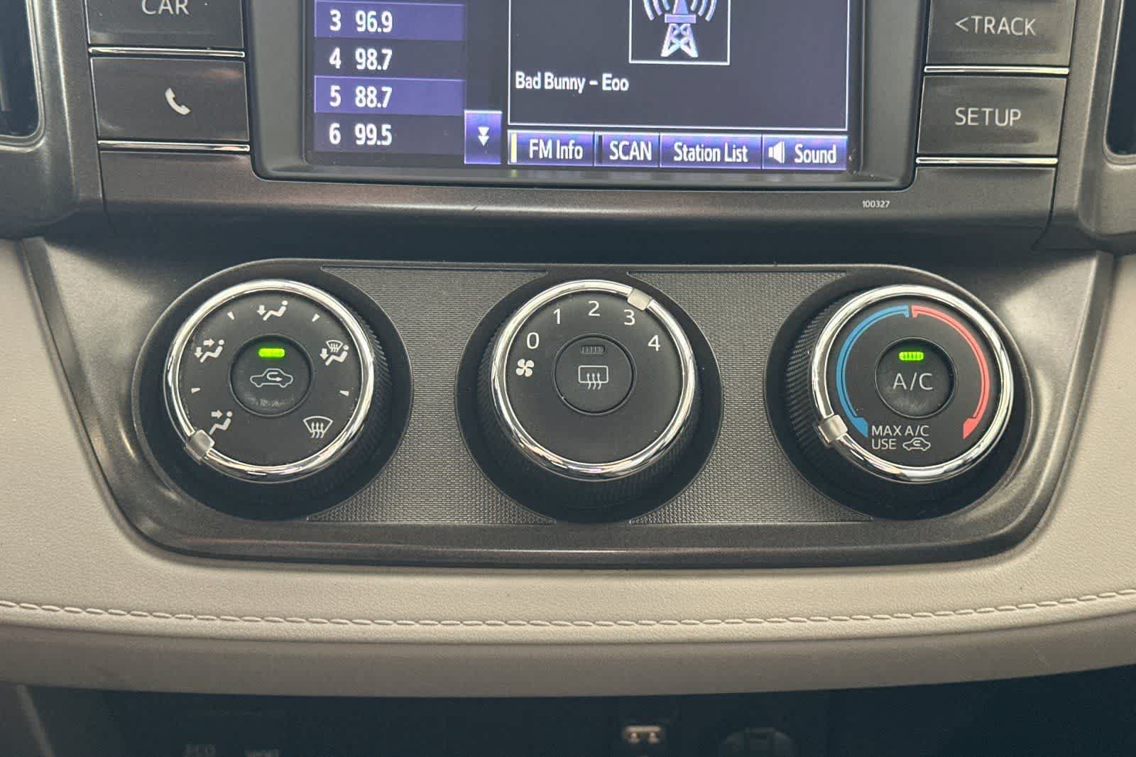 Used 2015 Toyota RAV4 LE FWD image 21