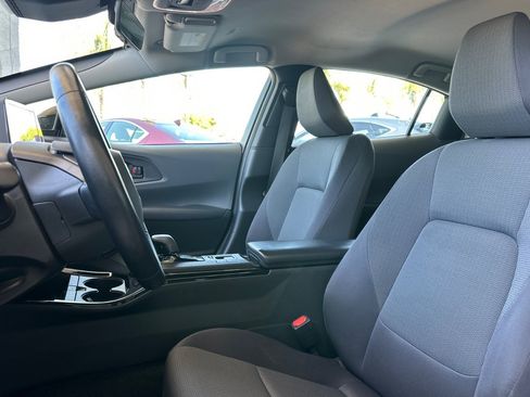 Used 2024 Toyota Prius LE FWD image 5