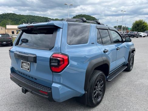 Used 2025 Toyota 4Runner SR5 AWD/4WD image 17