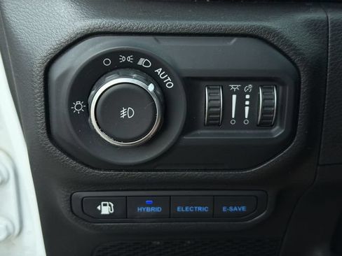 Used 2022 Jeep Wrangler Unlimited Rubicon 4xe w/ Cold Weather Group AWD/4WD image 15