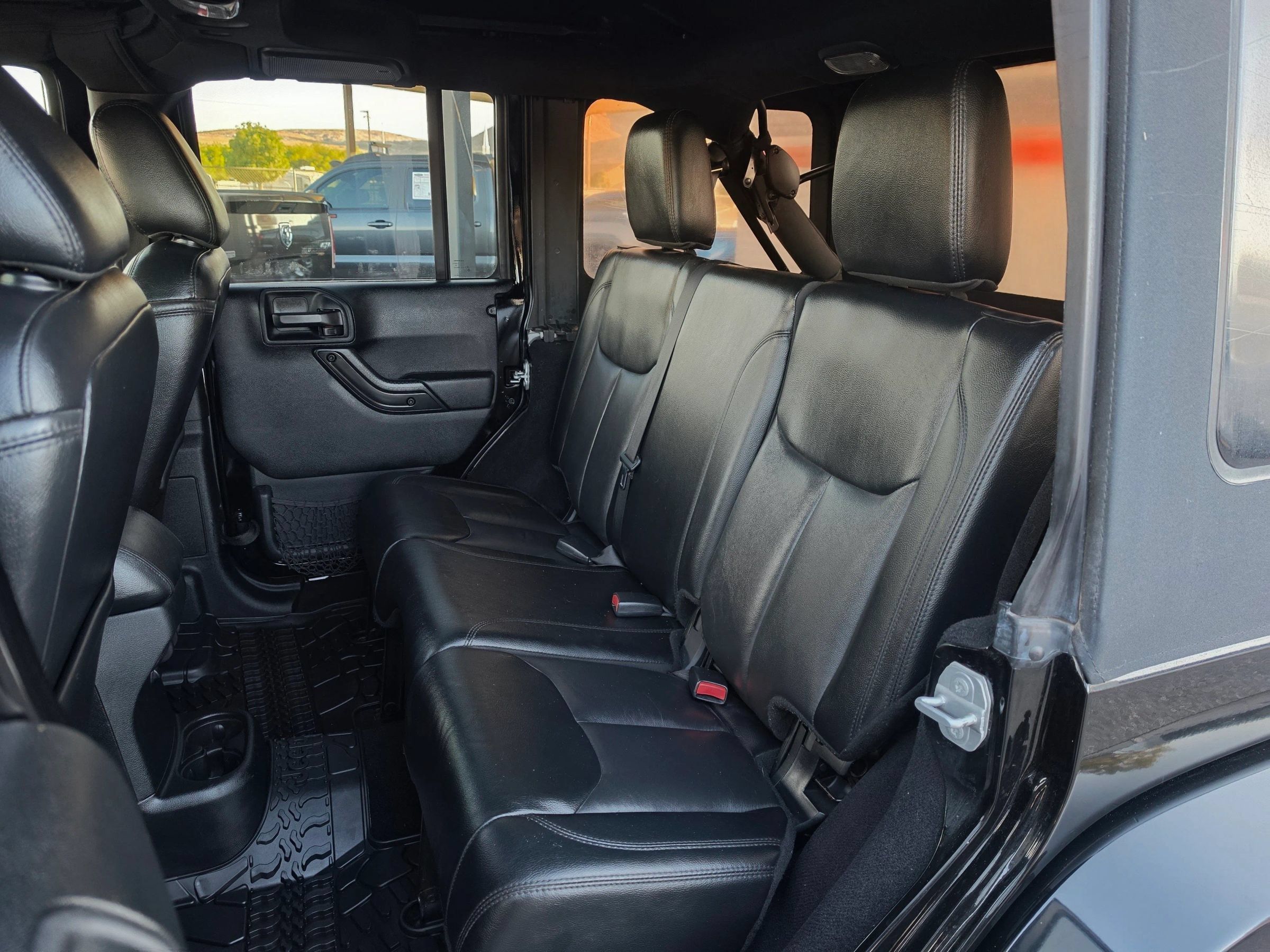 Used 2017 Jeep Wrangler Unlimited Sahara AWD/4WD image 18