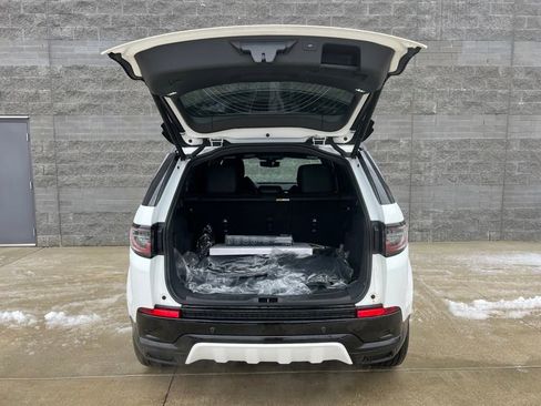 New 2025 Land Rover Discovery Sport Dynamic SE image 9