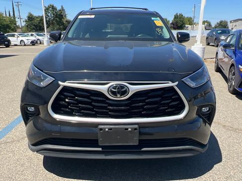 Used 2023 Toyota Highlander LE FWD image 2