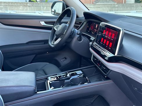 Used 2025 Volkswagen Atlas Peak Edition SE image 13