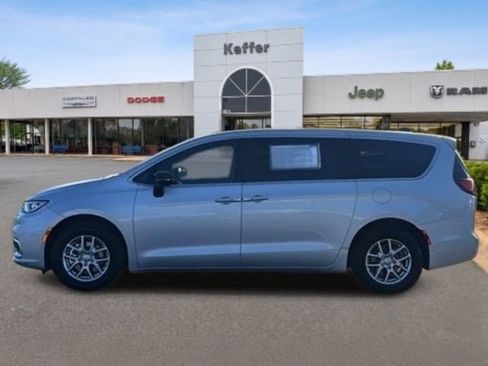 New 2026 Chrysler Pacifica Select FWD image 2