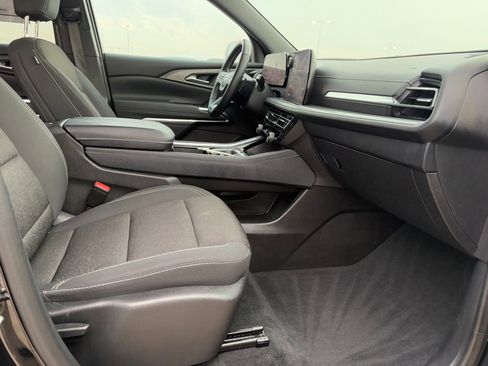 Used 2025 Chevrolet Traverse LT image 40