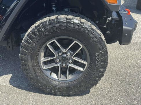 Used 2024 Jeep Gladiator Mojave AWD/4WD image 9