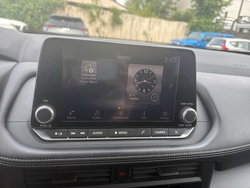 Used 2024 Nissan Rogue S AWD/4WD image 19