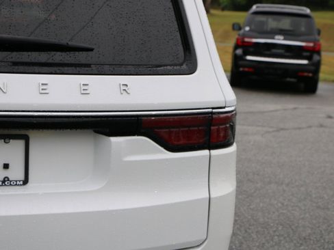 Used 2023 Jeep Wagoneer 2WD image 6