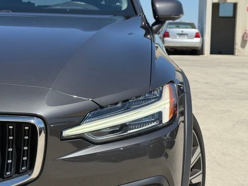 Used 2023 Volvo V60 B5 Cross Country Ultimate w/ Climate Package image 4