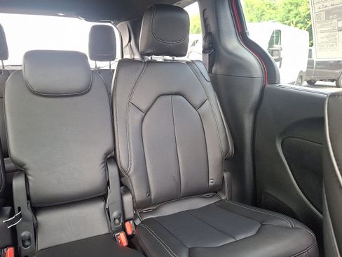 Used 2026 Chrysler Pacifica Select image 15