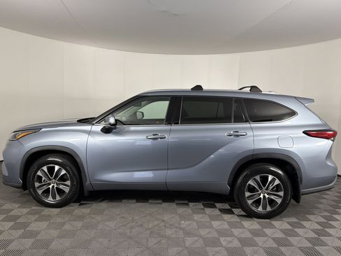 Used 2020 Toyota Highlander XLE AWD/4WD image 21