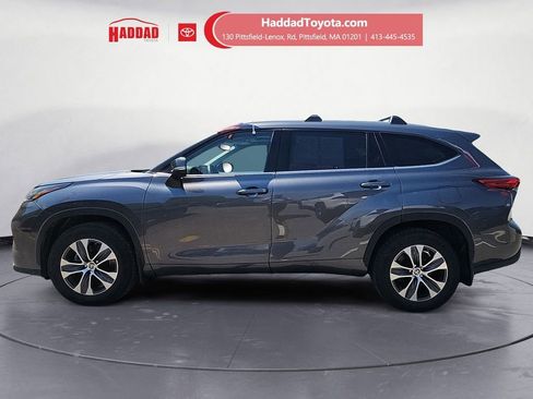 Used 2022 Toyota Highlander XLE AWD/4WD image 2